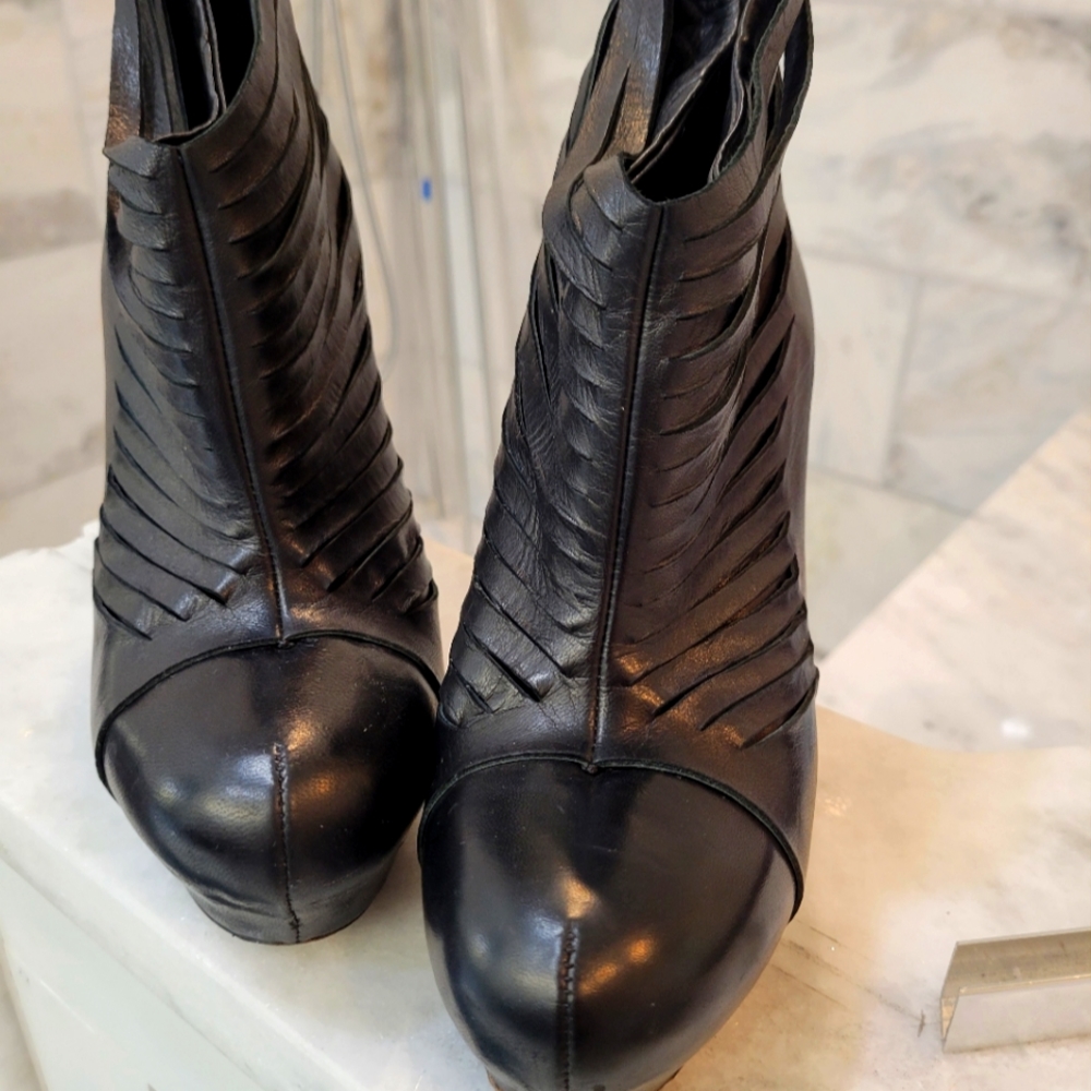 Gorgeous Authentic Vic Matie shredded leather ankle boots 40